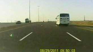 Шофёр проявил мастерство - смотреть видео (0:58)