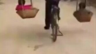 Опасная велопрогулка с детьми - смотреть видео (0:35)