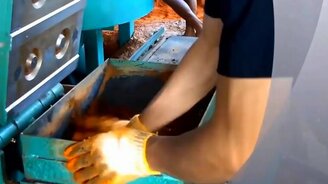 Производство кирпича на гидравлическом станке - смотреть видео (1:50)