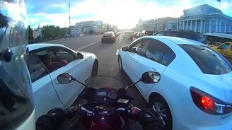 Мотоциклист послужил передатчиком - смотреть видео (0:21)