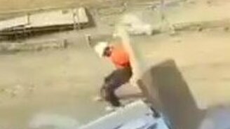 Строитель против порывистого ветра - смотреть видео (1:03)