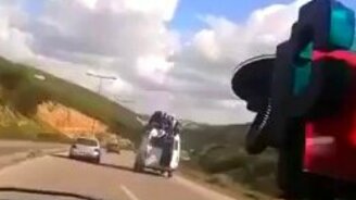 Раскачал машину и упал на бок - смотреть видео (0:37)