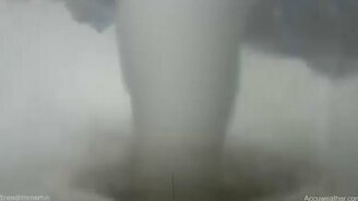 Волнительное зрелище торнадо - смотреть видео (4:06)