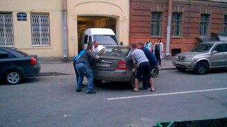 Заблокировали выезд? Не беда! - смотреть видео (0:17)