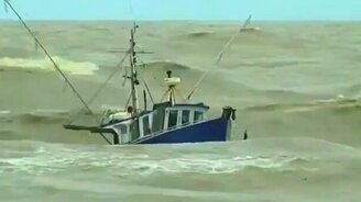 Непросто рыбачить в шторм - смотреть видео (7:27)