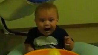 Ребёнок в шоке от происходящего - смотреть видео (0:15)