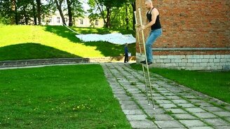 Невероятный трюк с лестницей - смотреть видео (0:12)