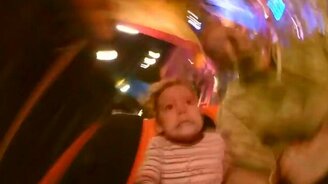 Девочке совсем невесело на аттракционе - смотреть видео (0:57)