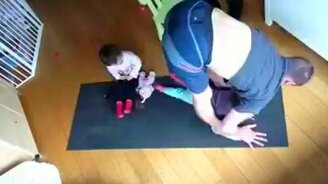 Папа троих детей занимается йогой - смотреть видео (2:48)