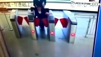 Неуклюжий "заяц" у турникета - смотреть видео (0:43)