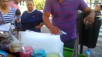 Создание фруктового льда на улице - смотреть видео (0:37)