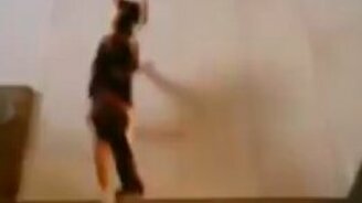 Котята атакуют девушку - смотреть видео (1:14)