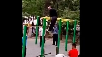 Дед-китаец на турнике - смотреть видео (0:56)