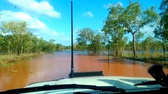 Волнительная переправа через реку на авто - смотреть видео (1:46)