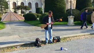 Парень играет на метле - смотреть видео (1:02)