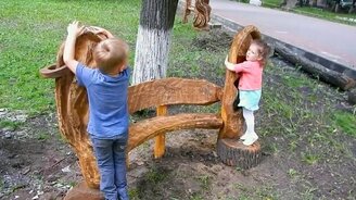 Творческие скамейки бензопилой - смотреть видео (5:40)