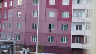 Экстренная эвакуация через окно - смотреть видео (0:35)