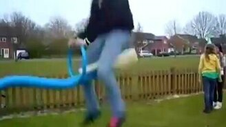 Прыжок на качелях - смотреть видео (0:17)