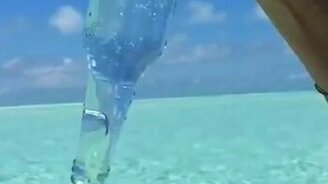 Как вода из бутылки вытекает - смотреть видео (0:33)