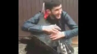 Объятия с индюком - смотреть видео (0:24)