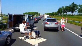 Барабаним, пока стоим в пробке - смотреть видео (0:48)