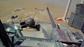 Сунулись на танке в воду - смотреть видео (3:01)