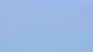 Очень точный удар гольфиста - смотреть видео (0:21)