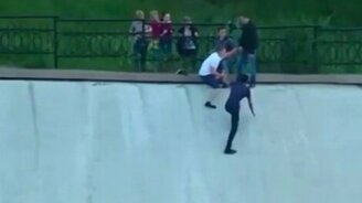 Молодёжь спасла собаку - смотреть видео (0:56)