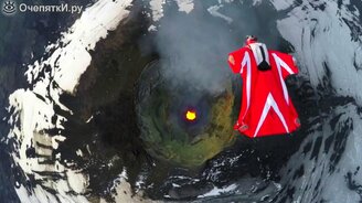 Пролетела над жерлом вулкана - смотреть видео (1:28)