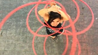 Девушка и множество обручей - смотреть видео (0:26)