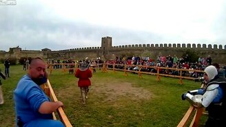 Меч проскользил по лысине - смотреть видео (0:07)