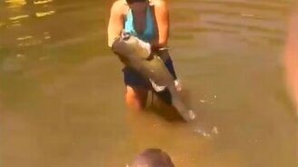 Девушка в качестве живца - смотреть видео (0:46)