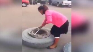 Девушка разбортовывает колесо - смотреть видео (1:41)