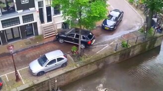 Автомобиль бортанул другое авто в воду - смотреть видео (0:16)