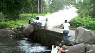 Не вписался в поворот - смотреть видео (0:31)