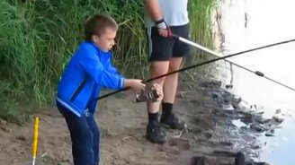 Малец выловил огромную рыбу - смотреть видео (2:27)