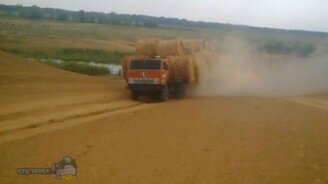 Машина-зверь везёт тюки сена - смотреть видео (1:00)