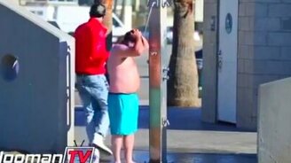 Розыгрыш на пляже с шампунем - смотреть видео (3:28)