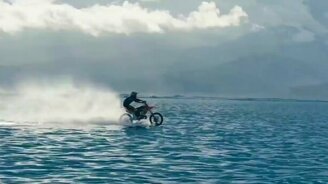 На мотоцикле по воде - смотреть видео (2:59)