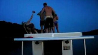 Упала с крыши - смотреть видео (0:08)