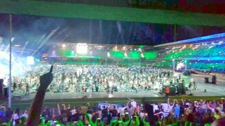 1200 музыкантов исполняют песню "Нирваны" - смотреть видео (4:57)