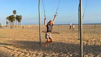 Кручение обруча во время передвижения на кольцах - смотреть видео (0:15)