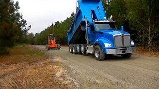 Как профессионалы щебень разгружают - смотреть видео (1:34)