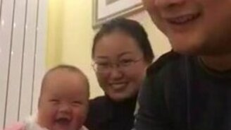 Отец получил зарплату - смотреть видео (0:31)