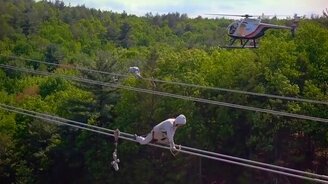 Работа электрика с высоким напряжением - смотреть видео (3:19)