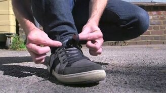 Супербыстрое завязывание шнурков - смотреть видео (2:41)