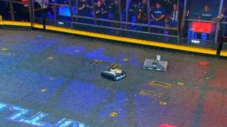 Сражение радиоуправляемых конструкций - смотреть видео (3:29)