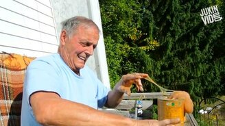 Дедушка против клея - смотреть видео (1:30)