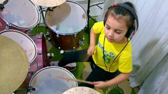 Ловкая маленькая барабанщица - смотреть видео (3:55)