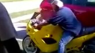 Бабушка на мотоцикле - смотреть видео (1:07)